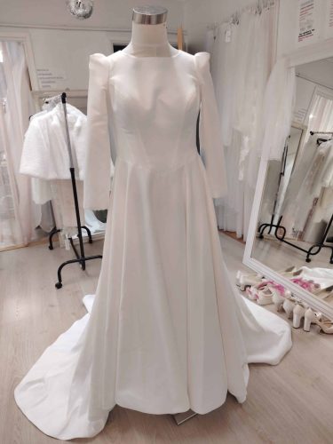 Monica Loretti koko Eu 44sisltää myös alushameen koko paketti.Ihana mekko syksyn /talven morsiammelle.Upeaa satiinia mekko.